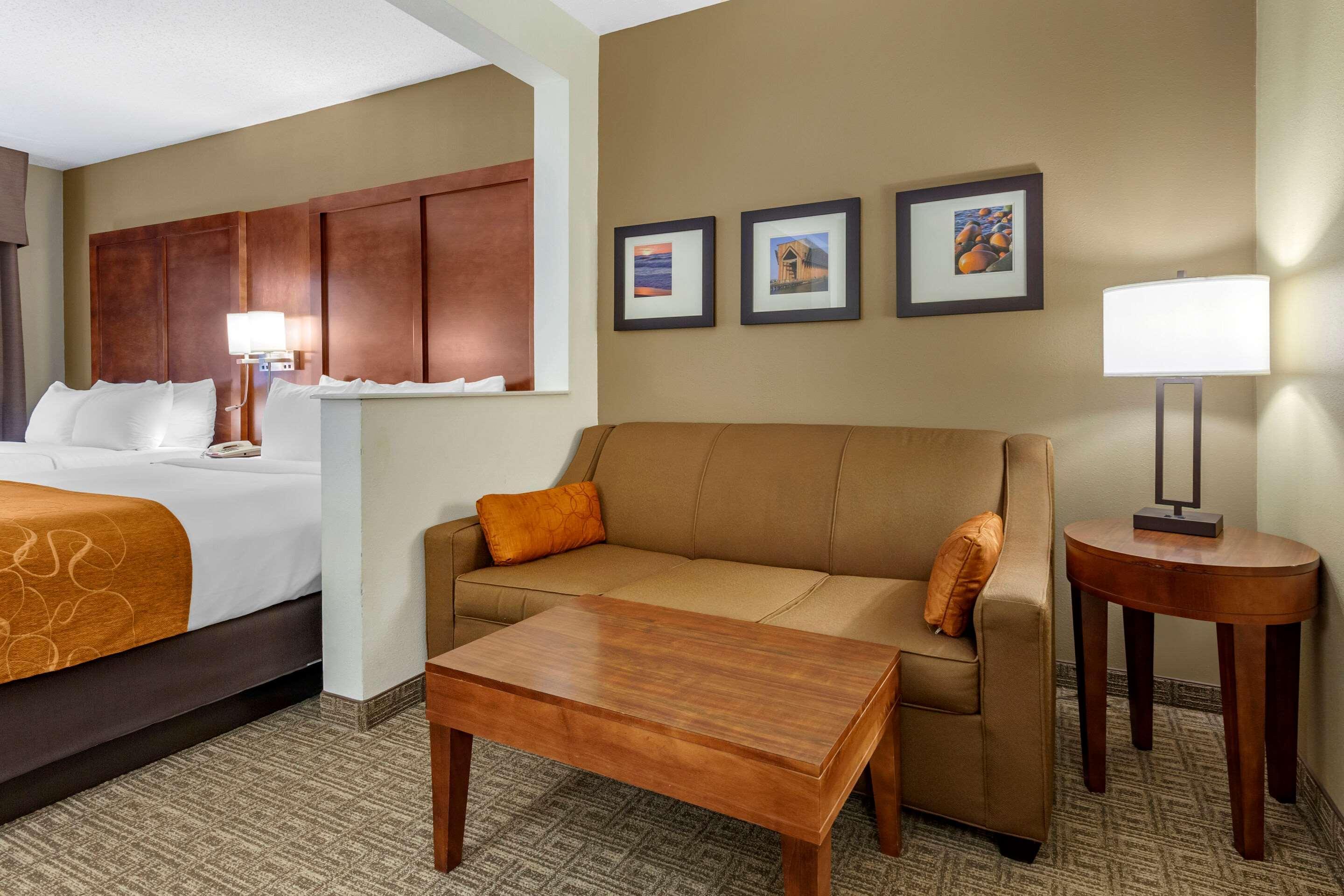 Comfort Suites Marquette Exterior photo