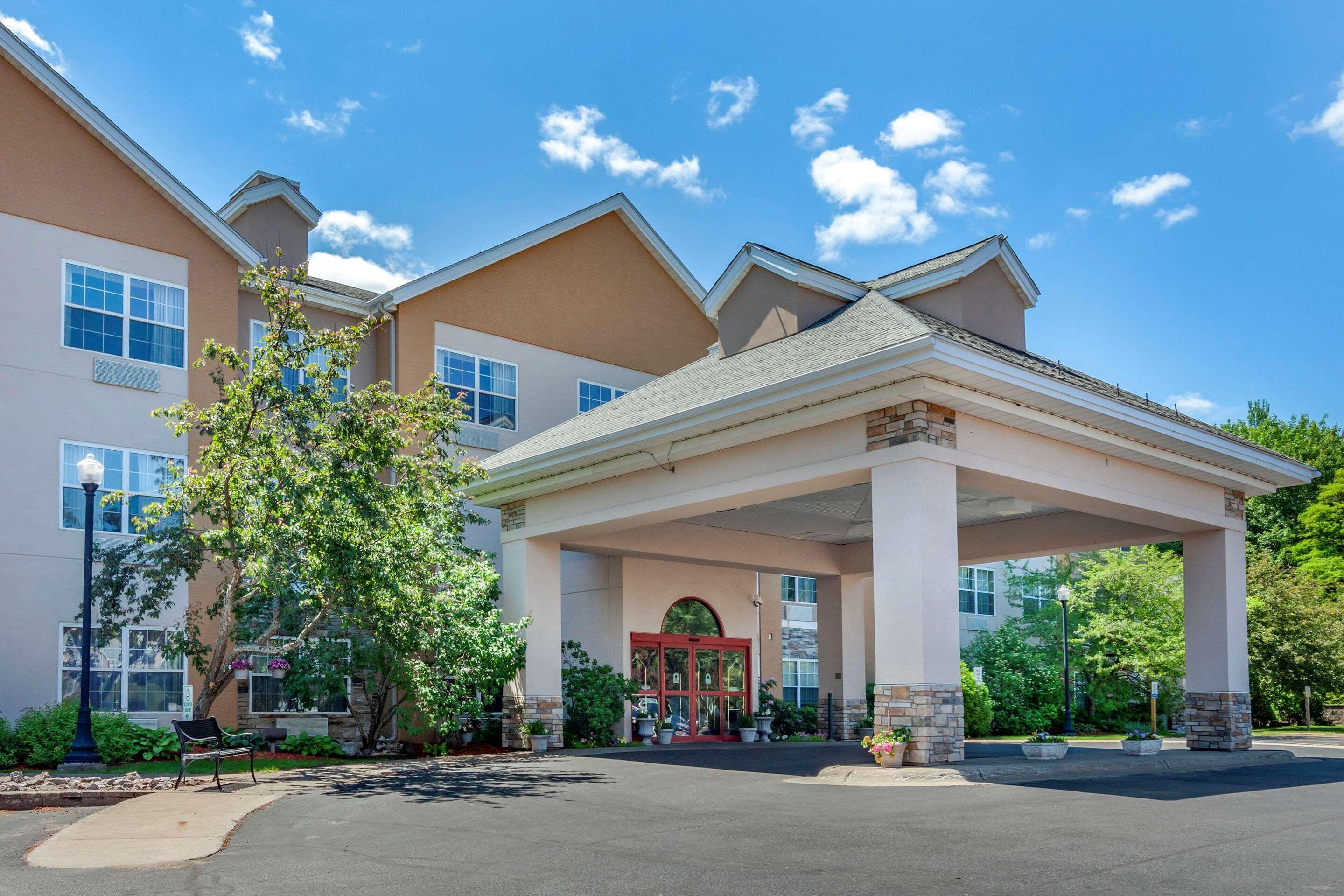 Comfort Suites Marquette Exterior photo