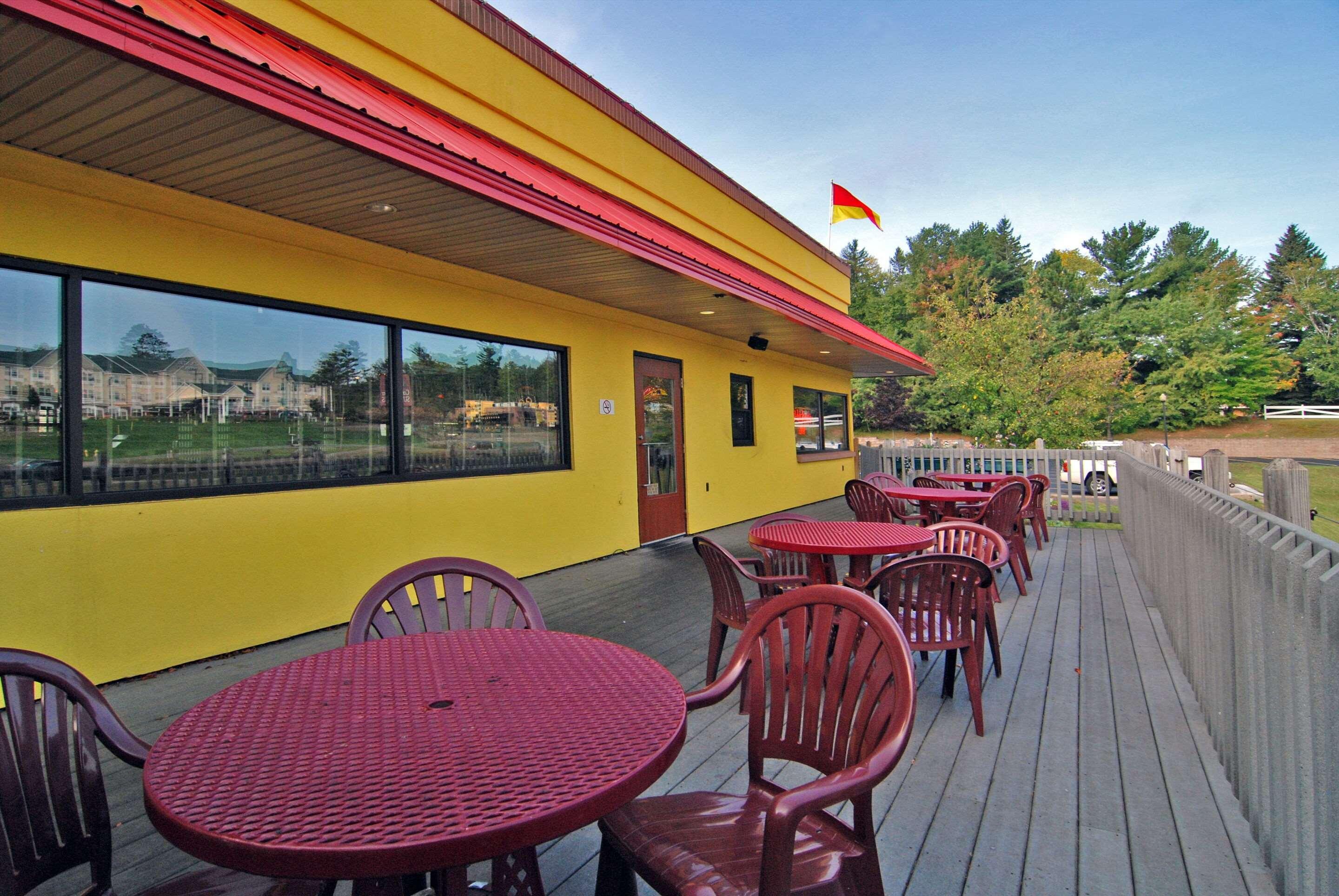 Comfort Suites Marquette Exterior photo